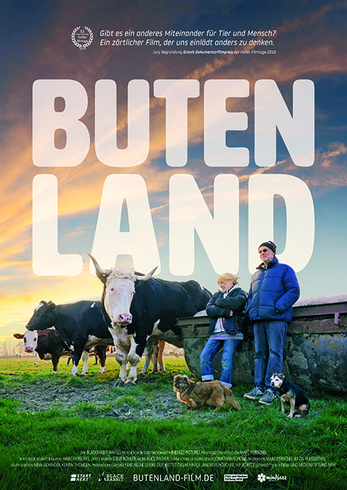 Das Filmplakat zum Film Butenland, Karin Mück und Jan Gerdes auf der Weide mit vielen gutmütigen großen Rindern neben sich im Sonnenaufgang